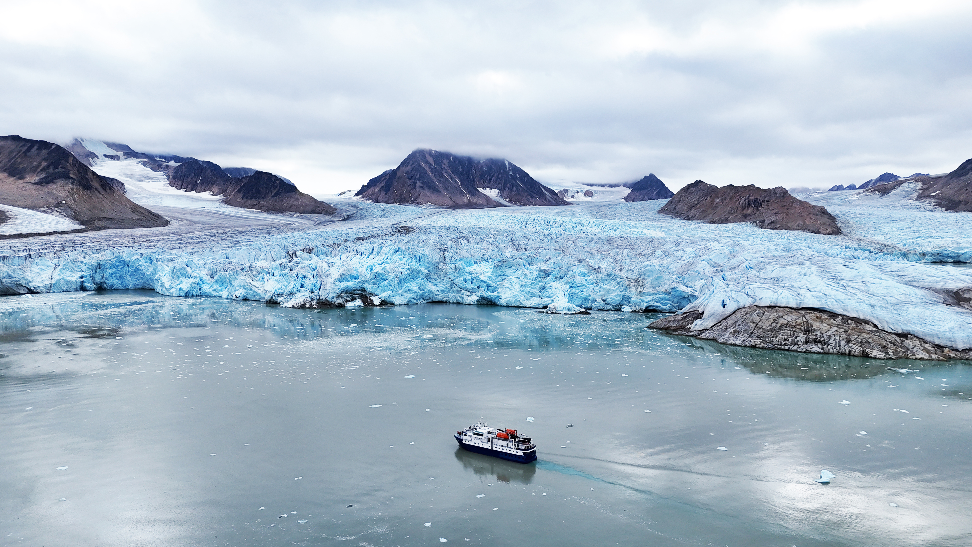 The expedition ship M/S Quest in Svalbard with PolarQuest – PolarQuest